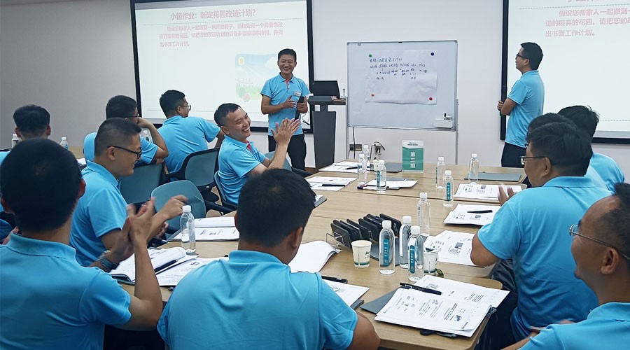 9b娱乐学员们在课上进行小组作业课堂展示